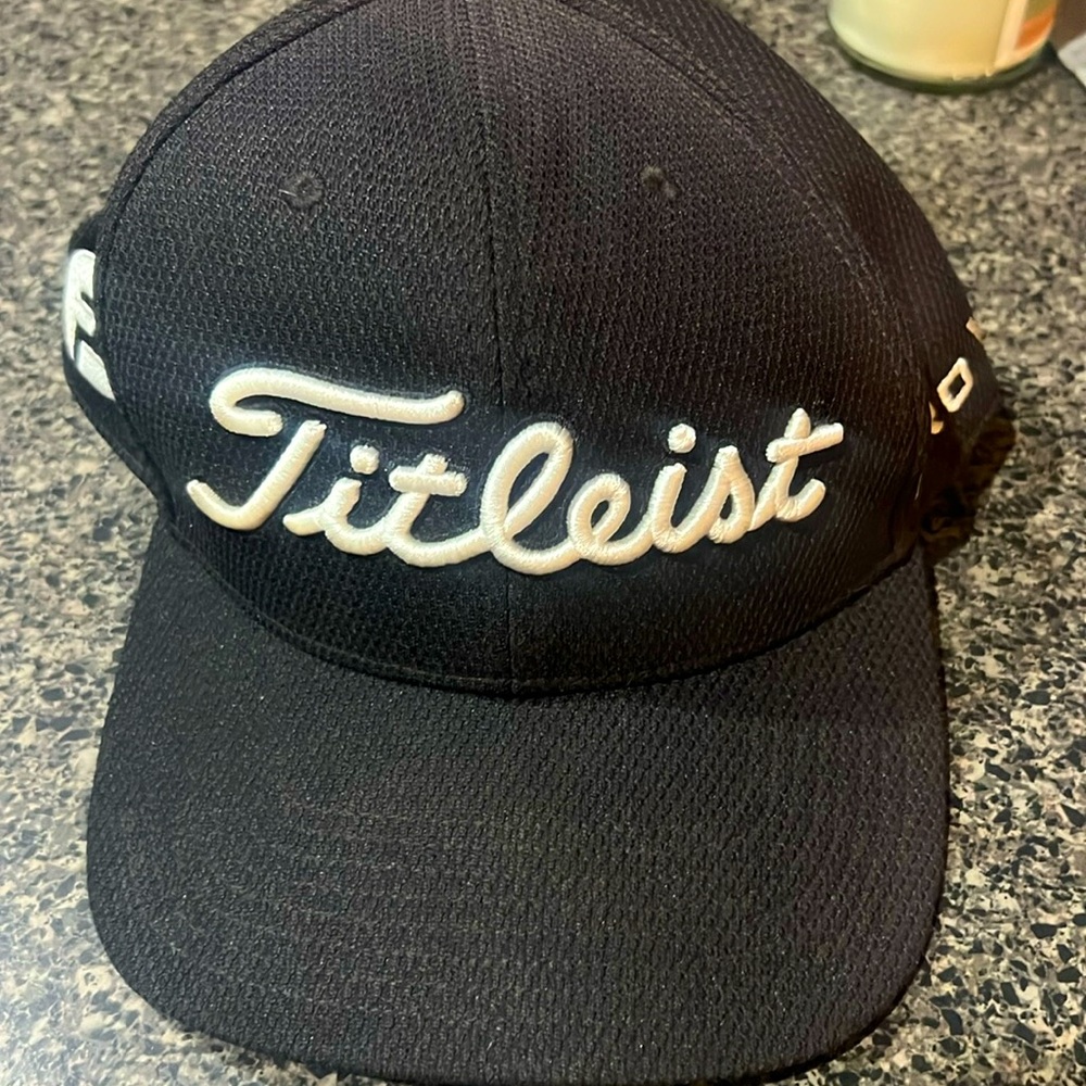 This black Titleist golf hat is in fantastic condition